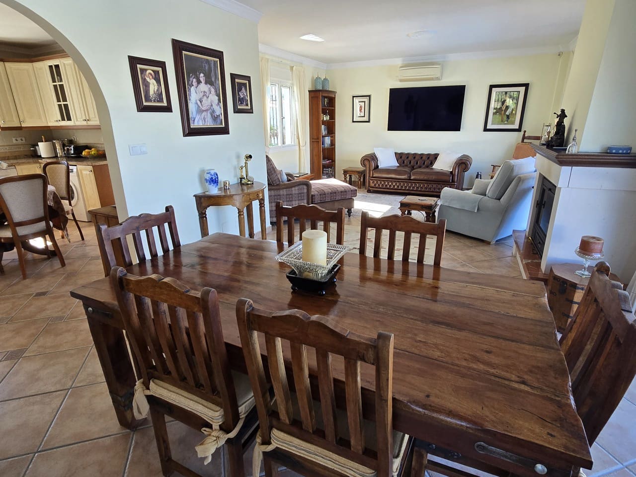 3 makuuhuone Huvila myytävänä paikassa Vinuela mukana uima-altaan 
autotalli - 525 000 € (Ref: 9609553)