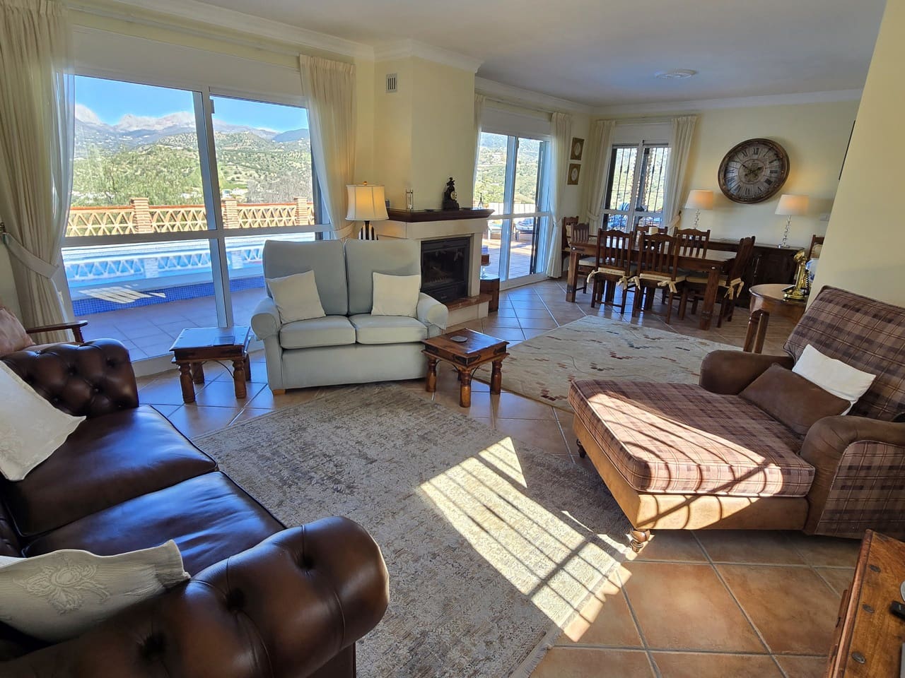 3 makuuhuone Huvila myytävänä paikassa Vinuela mukana uima-altaan 
autotalli - 525 000 € (Ref: 9609553)