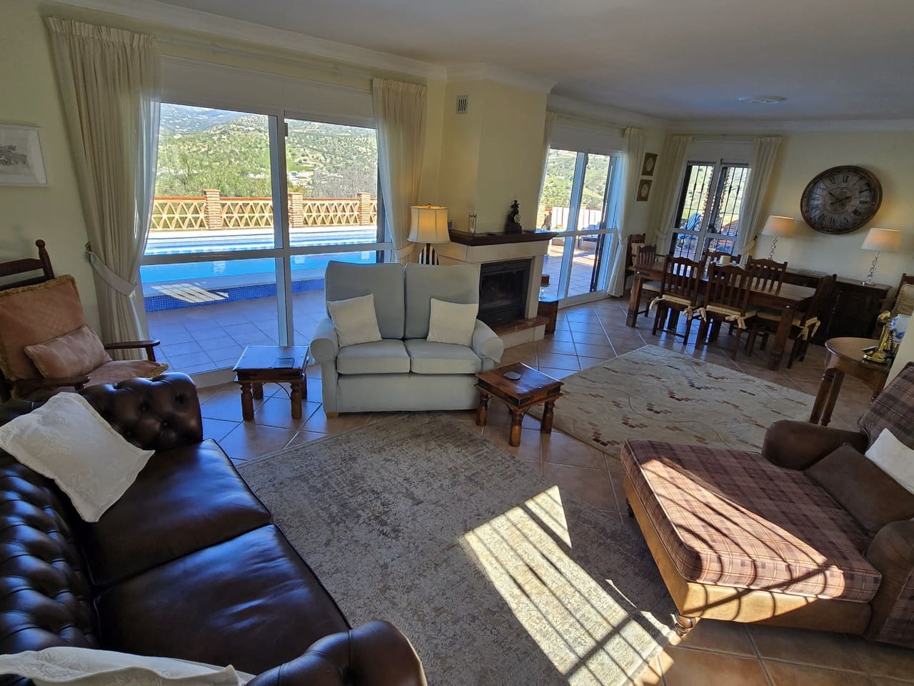 3 makuuhuone Huvila myytävänä paikassa Vinuela mukana uima-altaan 
autotalli - 525 000 € (Ref: 9609553)