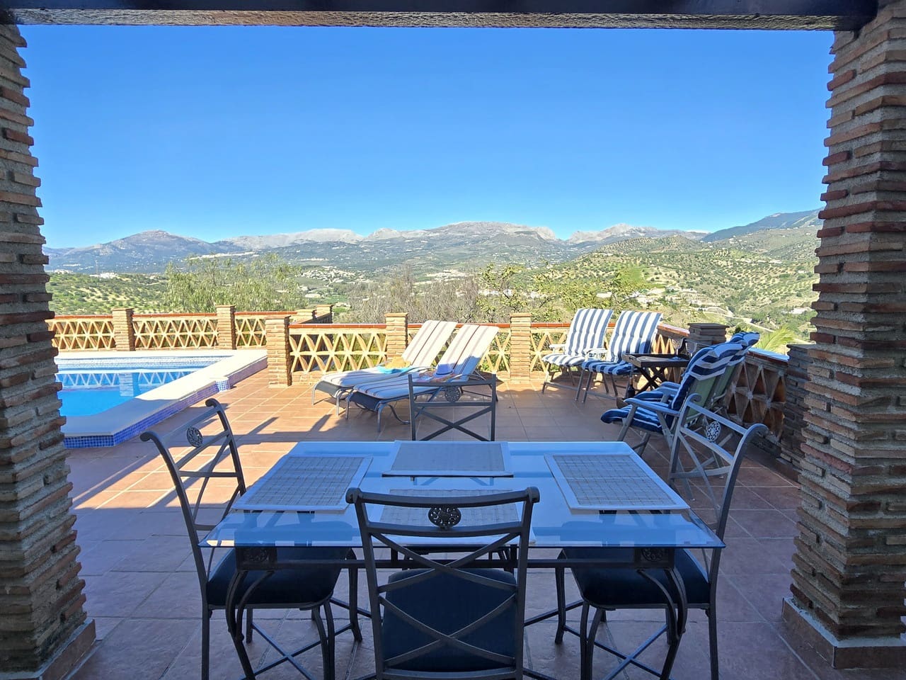 3 makuuhuone Huvila myytävänä paikassa Vinuela mukana uima-altaan 
autotalli - 525 000 € (Ref: 9609553)