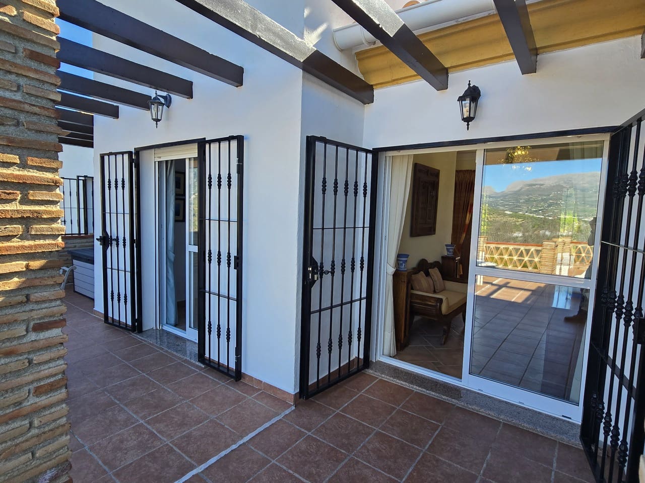 3 makuuhuone Huvila myytävänä paikassa Vinuela mukana uima-altaan 
autotalli - 525 000 € (Ref: 9609553)