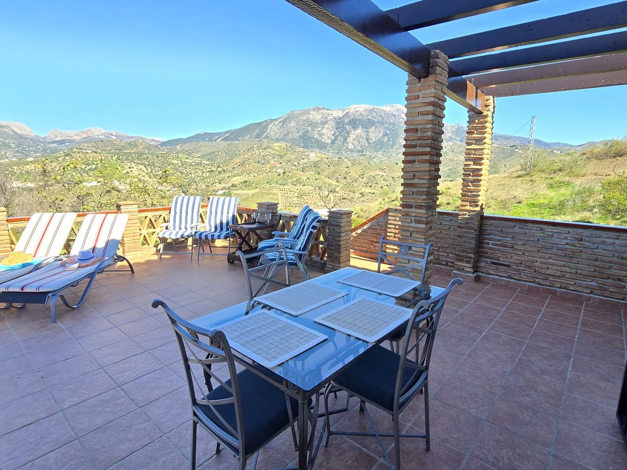 3 makuuhuone Huvila myytävänä paikassa Vinuela mukana uima-altaan 
autotalli - 525 000 € (Ref: 9609553)