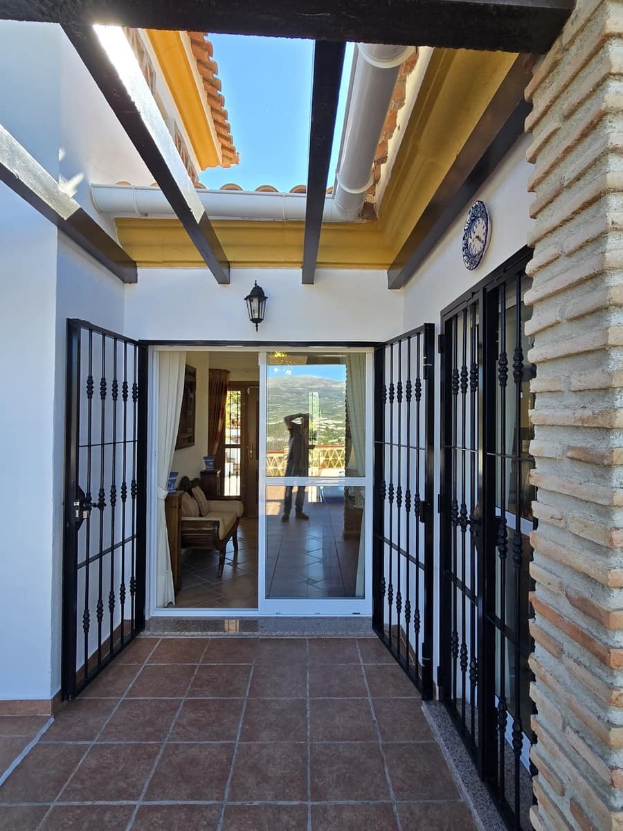 3 makuuhuone Huvila myytävänä paikassa Vinuela mukana uima-altaan 
autotalli - 525 000 € (Ref: 9609553)