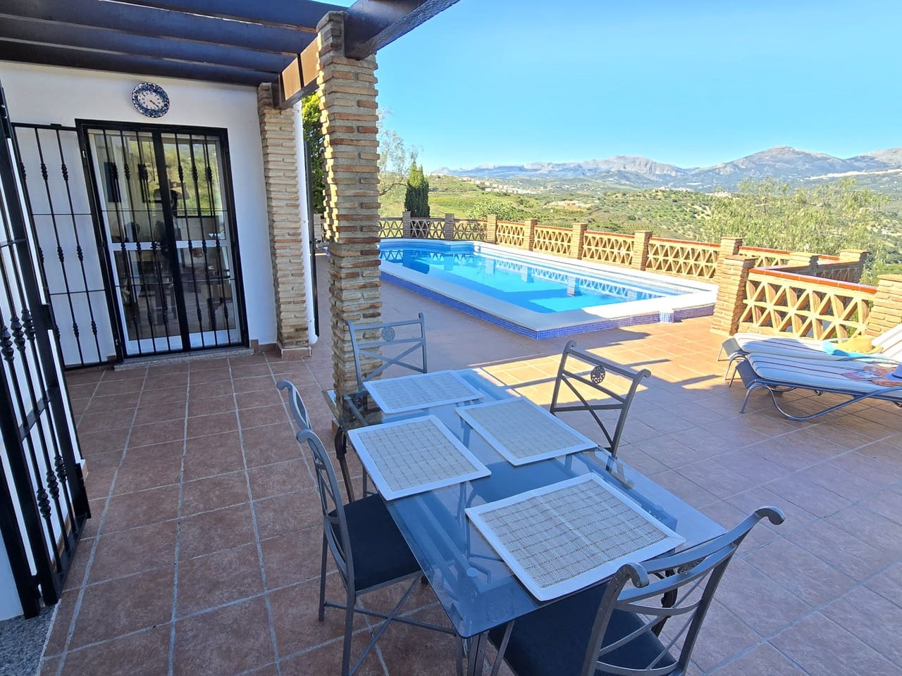 3 makuuhuone Huvila myytävänä paikassa Vinuela mukana uima-altaan 
autotalli - 525 000 € (Ref: 9609553)