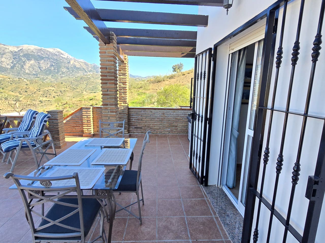 3 makuuhuone Huvila myytävänä paikassa Vinuela mukana uima-altaan 
autotalli - 525 000 € (Ref: 9609553)