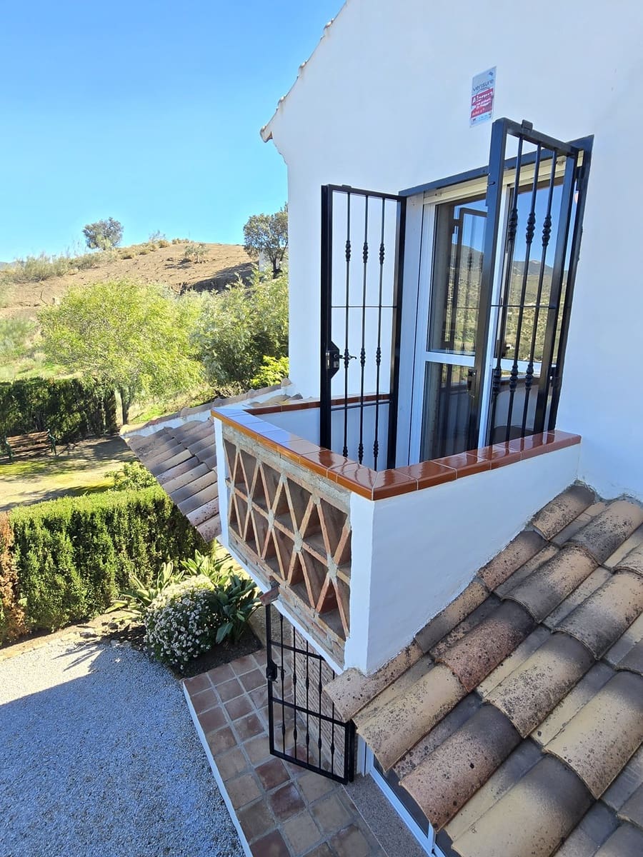 3 makuuhuone Huvila myytävänä paikassa Vinuela mukana uima-altaan 
autotalli - 525 000 € (Ref: 9609553)