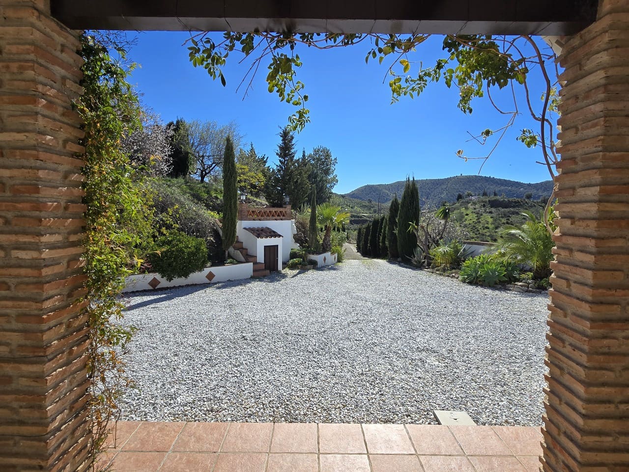 3 makuuhuone Huvila myytävänä paikassa Vinuela mukana uima-altaan 
autotalli - 525 000 € (Ref: 9609553)