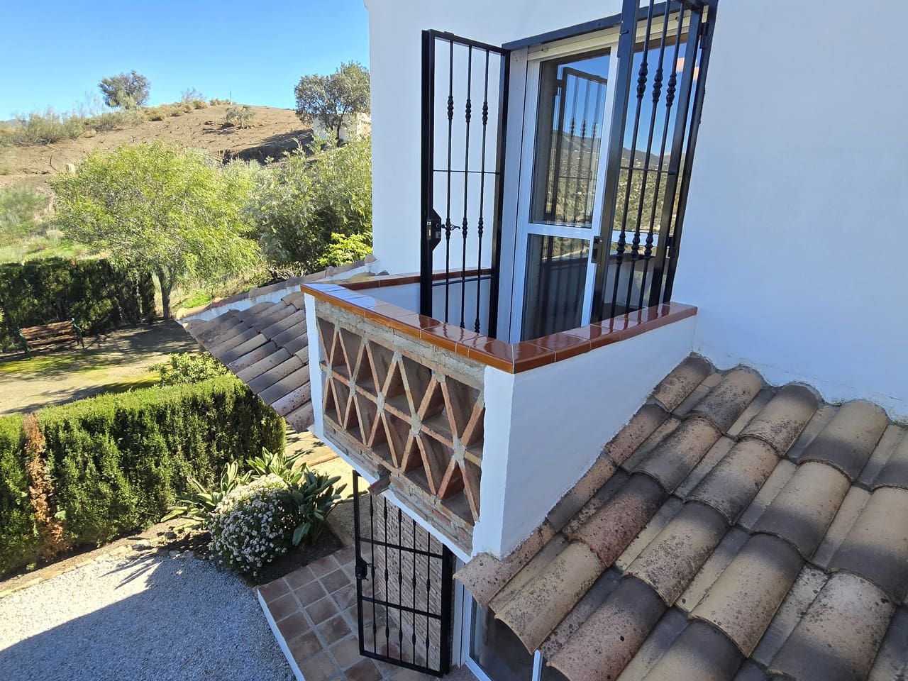 3 makuuhuone Huvila myytävänä paikassa Vinuela mukana uima-altaan 
autotalli - 525 000 € (Ref: 9609553)