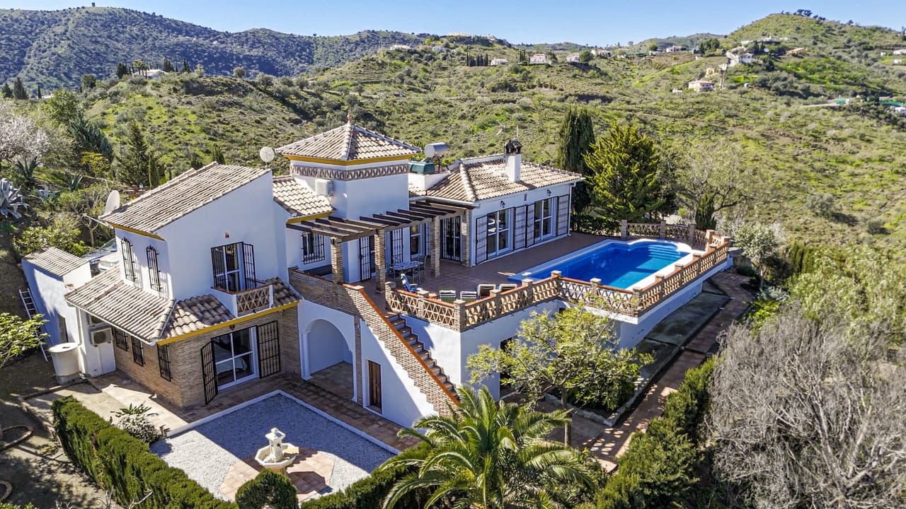 3 makuuhuone Huvila myytävänä paikassa Vinuela mukana uima-altaan 
autotalli - 525 000 € (Ref: 9609553)