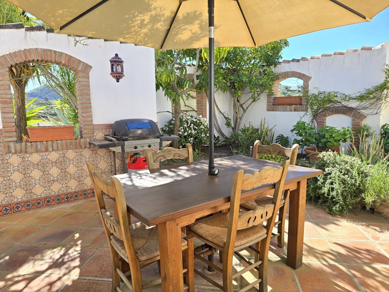 3 makuuhuone Huvila myytävänä paikassa Vinuela mukana uima-altaan 
autotalli - 525 000 € (Ref: 9609553)