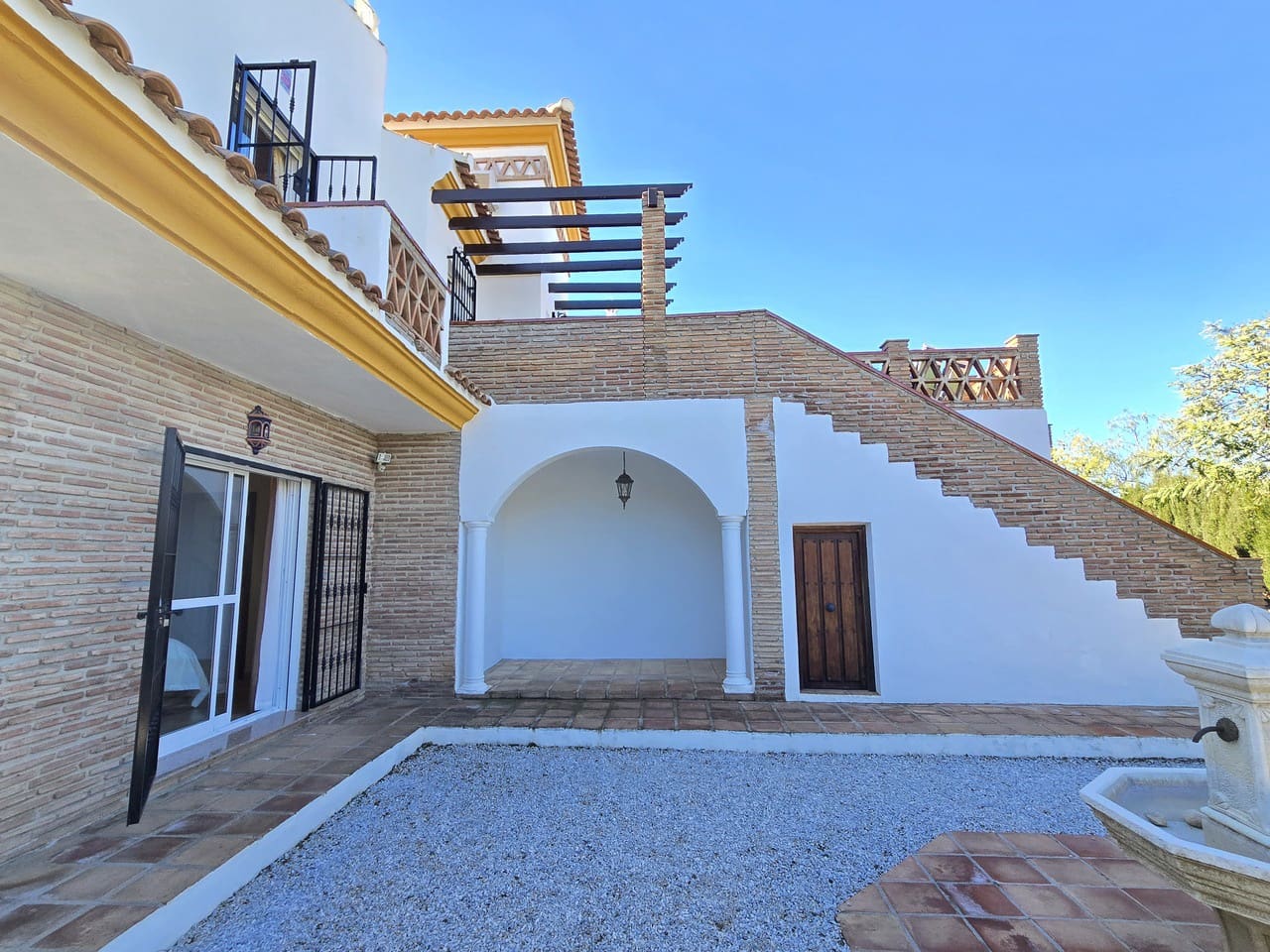 3 bedroom Villa for sale in Vinuela with pool garage - € 525,000 (Ref: 9609553)