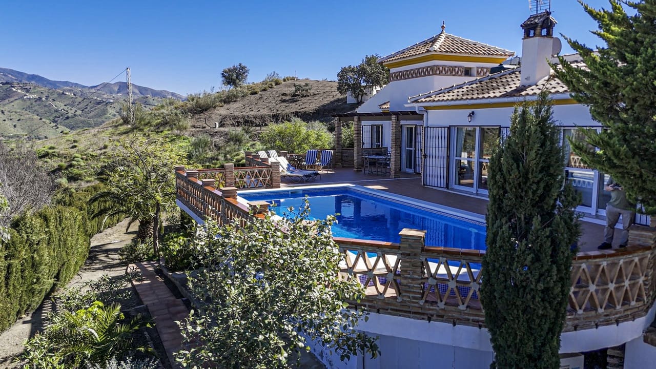 3 bedroom Villa for sale in Vinuela with pool garage - € 525,000 (Ref: 9609553)