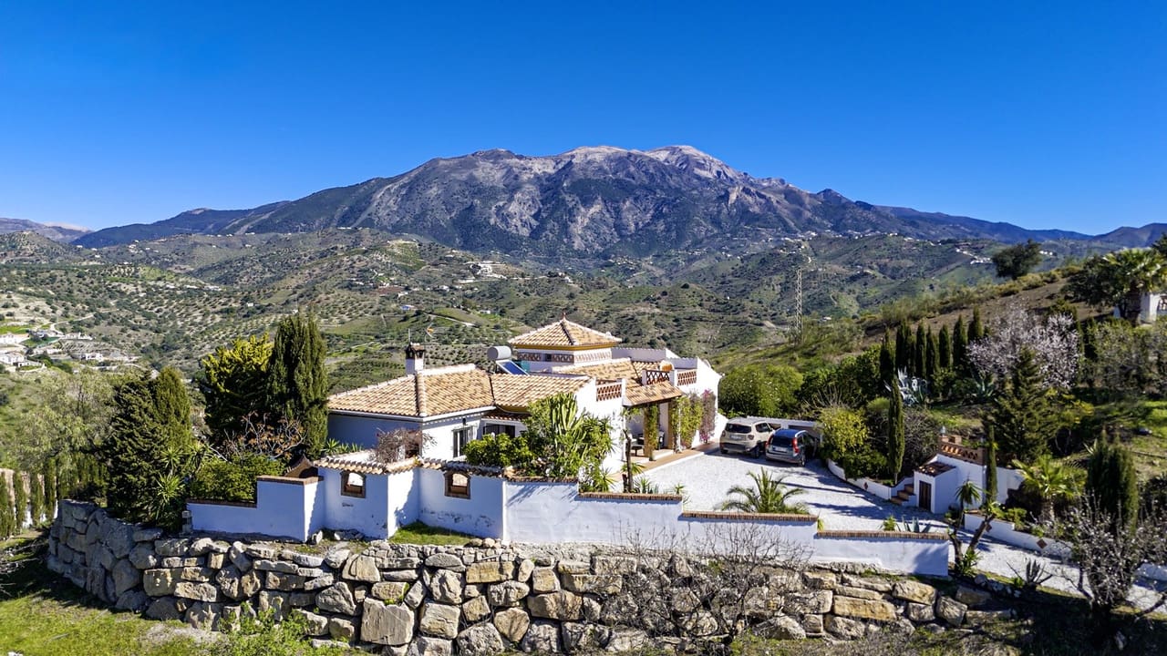 3 bedroom Villa for sale in Vinuela with pool garage - € 525,000 (Ref: 9609553)