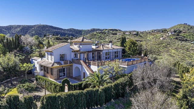 Chalet de 3 habitaciones en Viñuela en venta con piscina garaje - 525.000 € (Ref: 9609553)