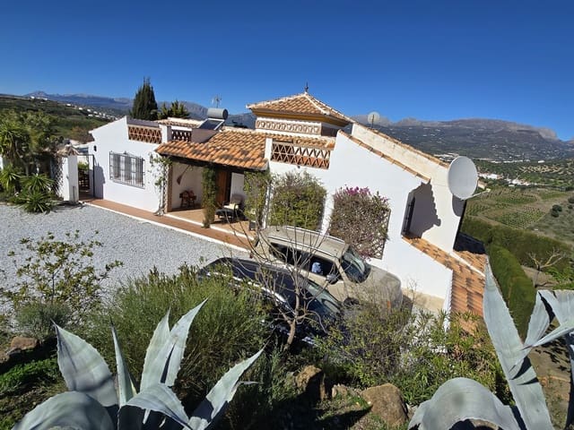 Chalet de 3 habitaciones en Viñuela en venta con piscina garaje - 525.000 € (Ref: 9609553)