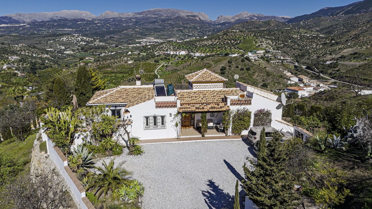 3 bedroom Villa for sale in Vinuela with pool garage - € 525,000 (Ref: 9609553)