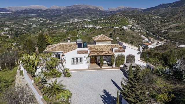 Chalet de 3 habitaciones en Viñuela en venta con piscina garaje - 525.000 € (Ref: 9609553)