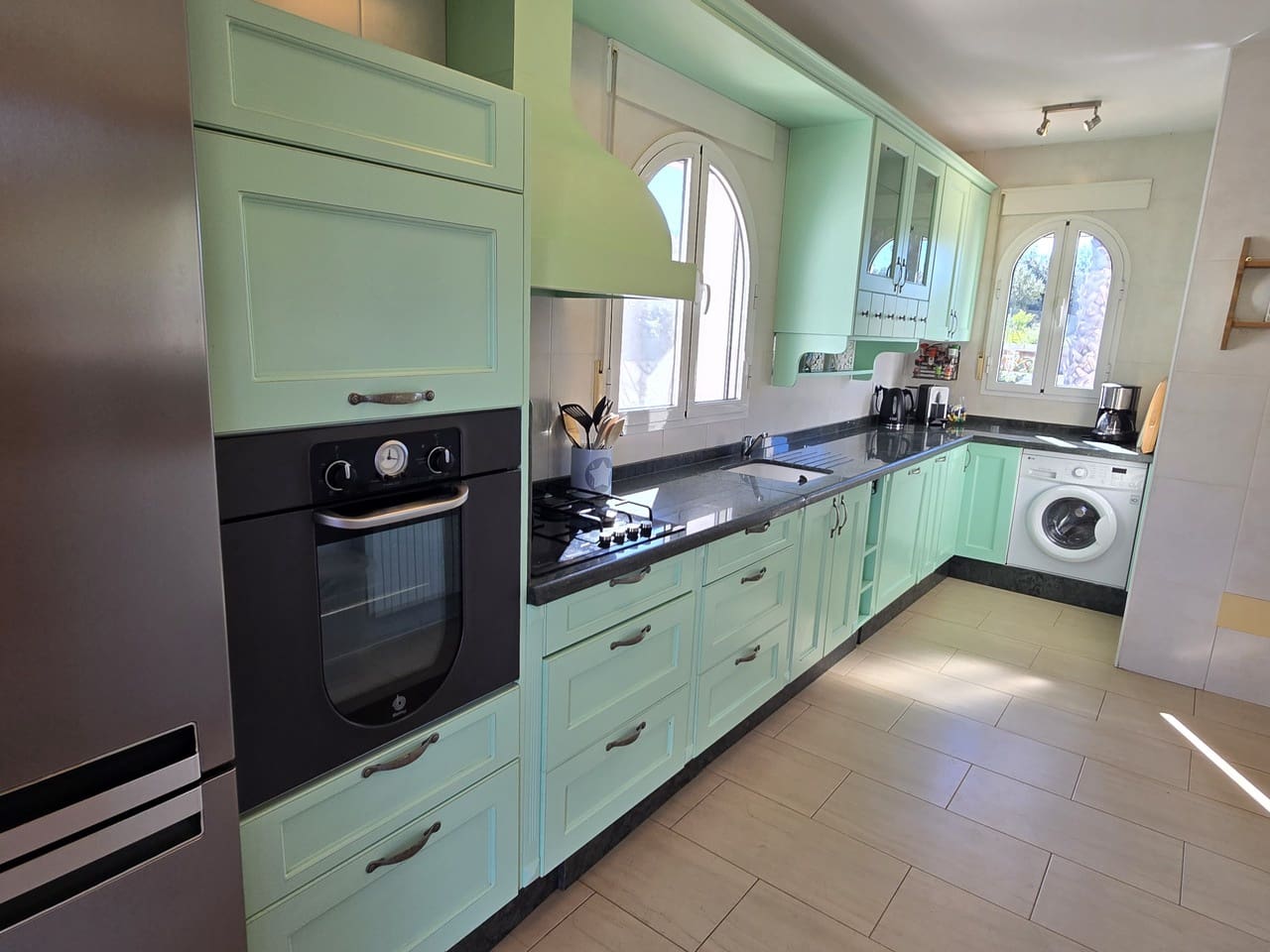 3 makuuhuone Huvila myytävänä paikassa Alcaucin mukana uima-altaan 
autotalli - 375 000 € (Ref: 9610116)