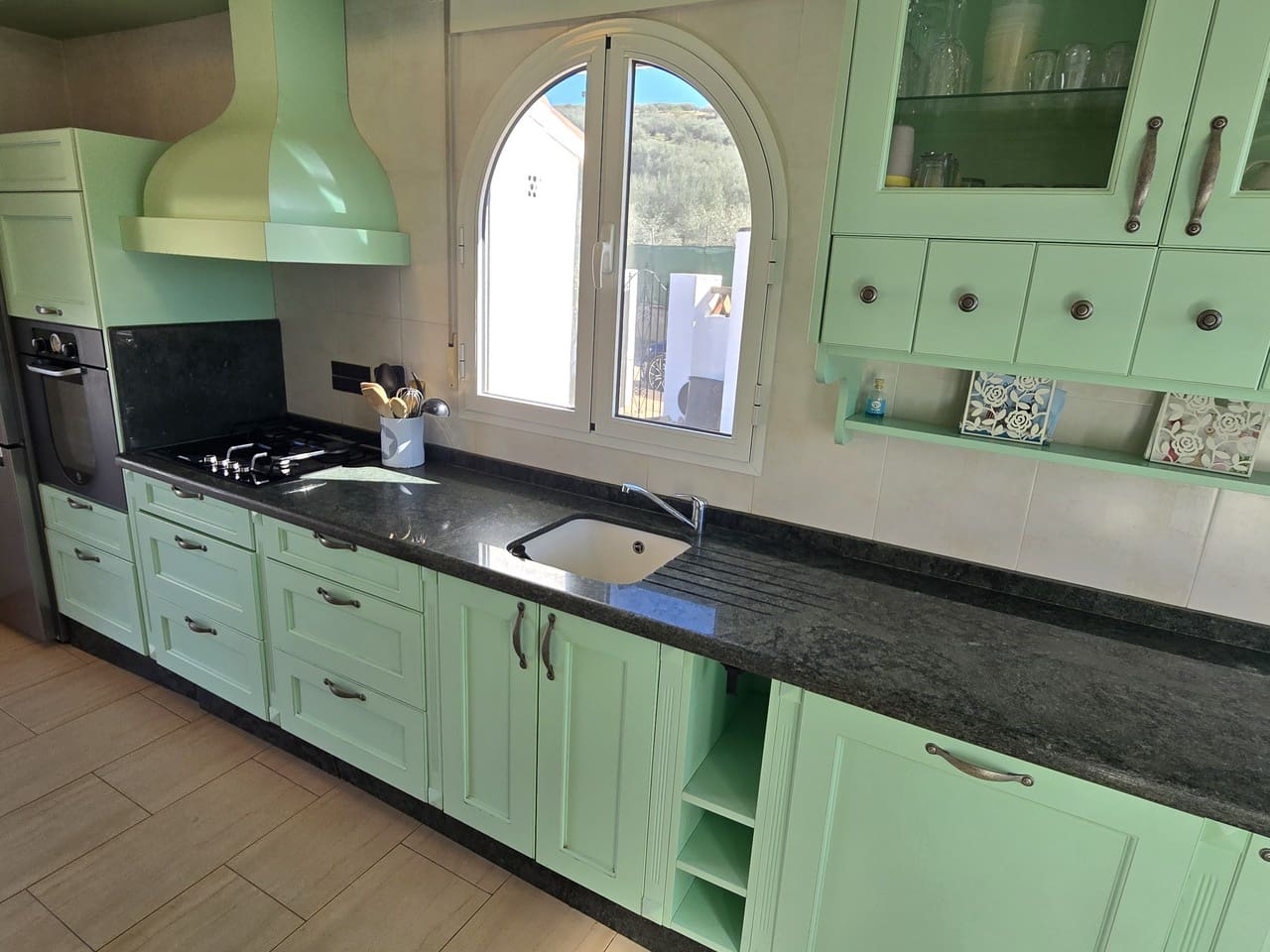 3 makuuhuone Huvila myytävänä paikassa Alcaucin mukana uima-altaan 
autotalli - 375 000 € (Ref: 9610116)