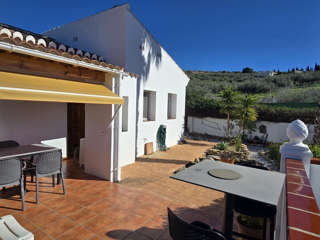 3 makuuhuone Huvila myytävänä paikassa Alcaucin mukana uima-altaan 
autotalli - 375 000 € (Ref: 9610116)