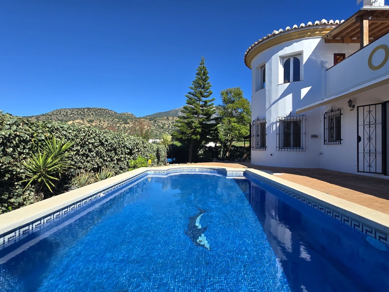 3 makuuhuone Huvila myytävänä paikassa Alcaucin mukana uima-altaan 
autotalli - 375 000 € (Ref: 9610116)