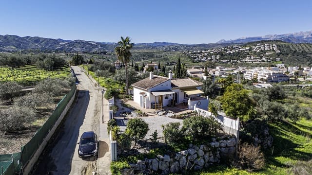 3 bedroom Villa for sale in Alcaucín with pool garage - € 375,000 (Ref: 9610116)
