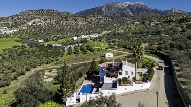 3 bedroom Villa for sale in Alcaucín with pool garage - € 375,000 (Ref: 9610116)