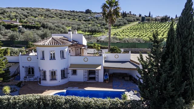 3 bedroom Villa for sale in Alcaucín with pool garage - € 375,000 (Ref: 9610116)