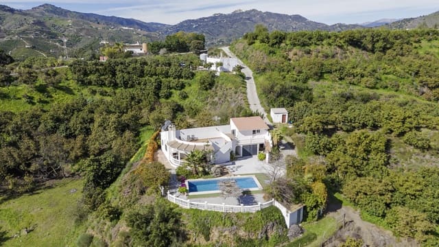 4 Zimmer Villa zu verkaufen in Benamargosa mit Pool Garage - 365.000 € (Ref: 9612038)