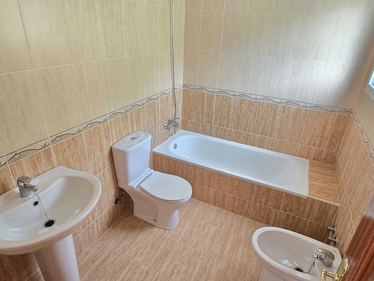 3 bedroom Townhouse for sale in Alcaucin with pool garage - € 175,000 (Ref: 9626567)