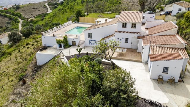 4 bedroom Villa for sale in Vélez-Málaga with pool garage - € 579,000 (Ref: 9694241)