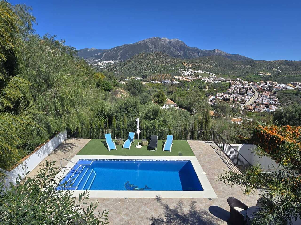 3 bedroom Villa for sale in Vinuela with pool garage - € 347,500 (Ref: 9712421)