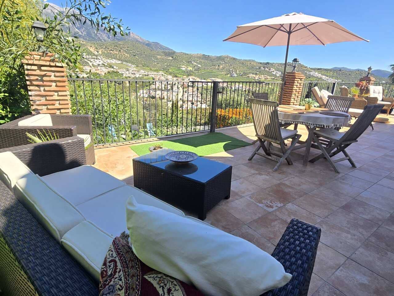 3 bedroom Villa for sale in Vinuela with pool garage - € 347,500 (Ref: 9712421)