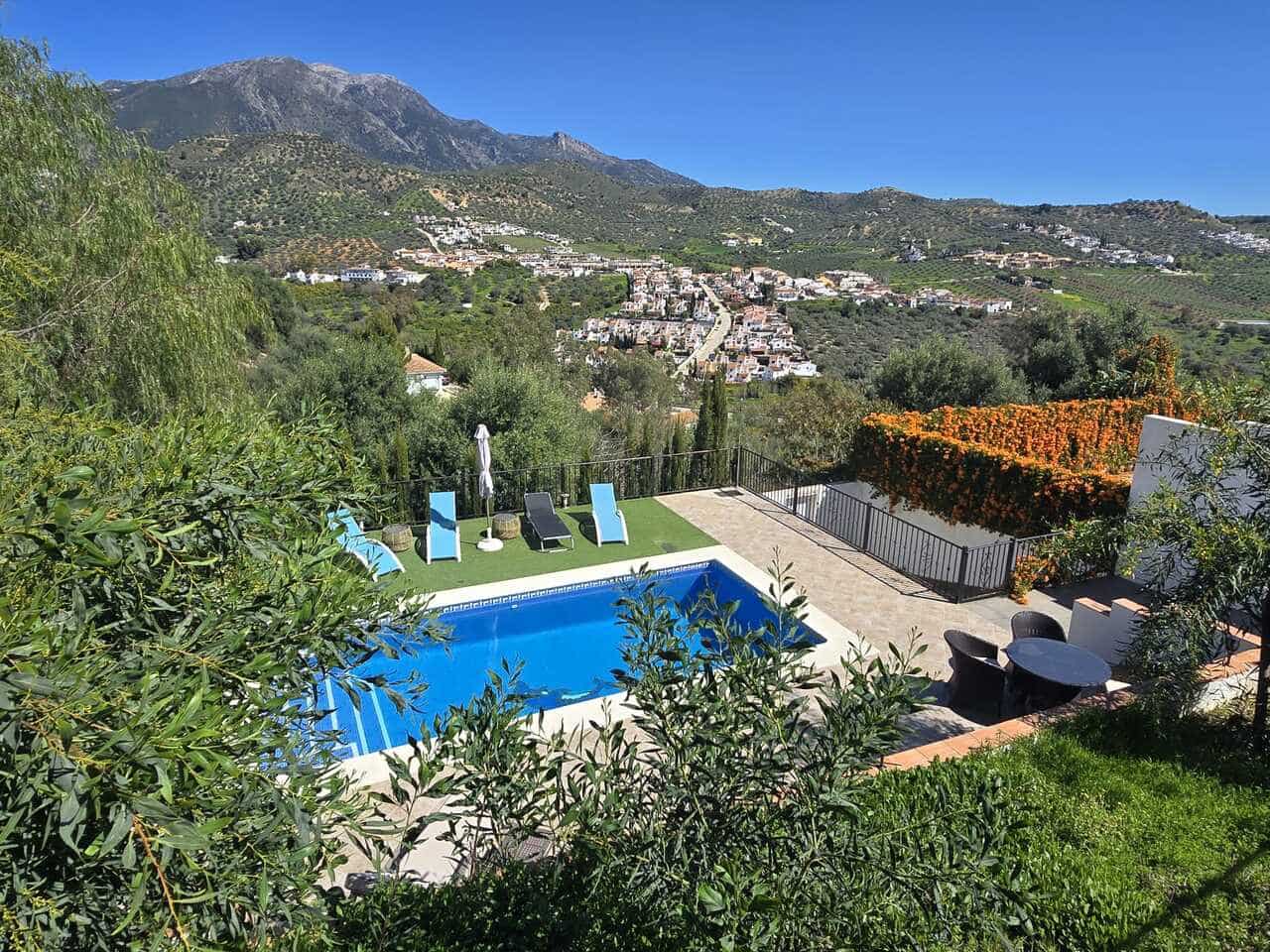 3 bedroom Villa for sale in Vinuela with pool garage - € 347,500 (Ref: 9712421)