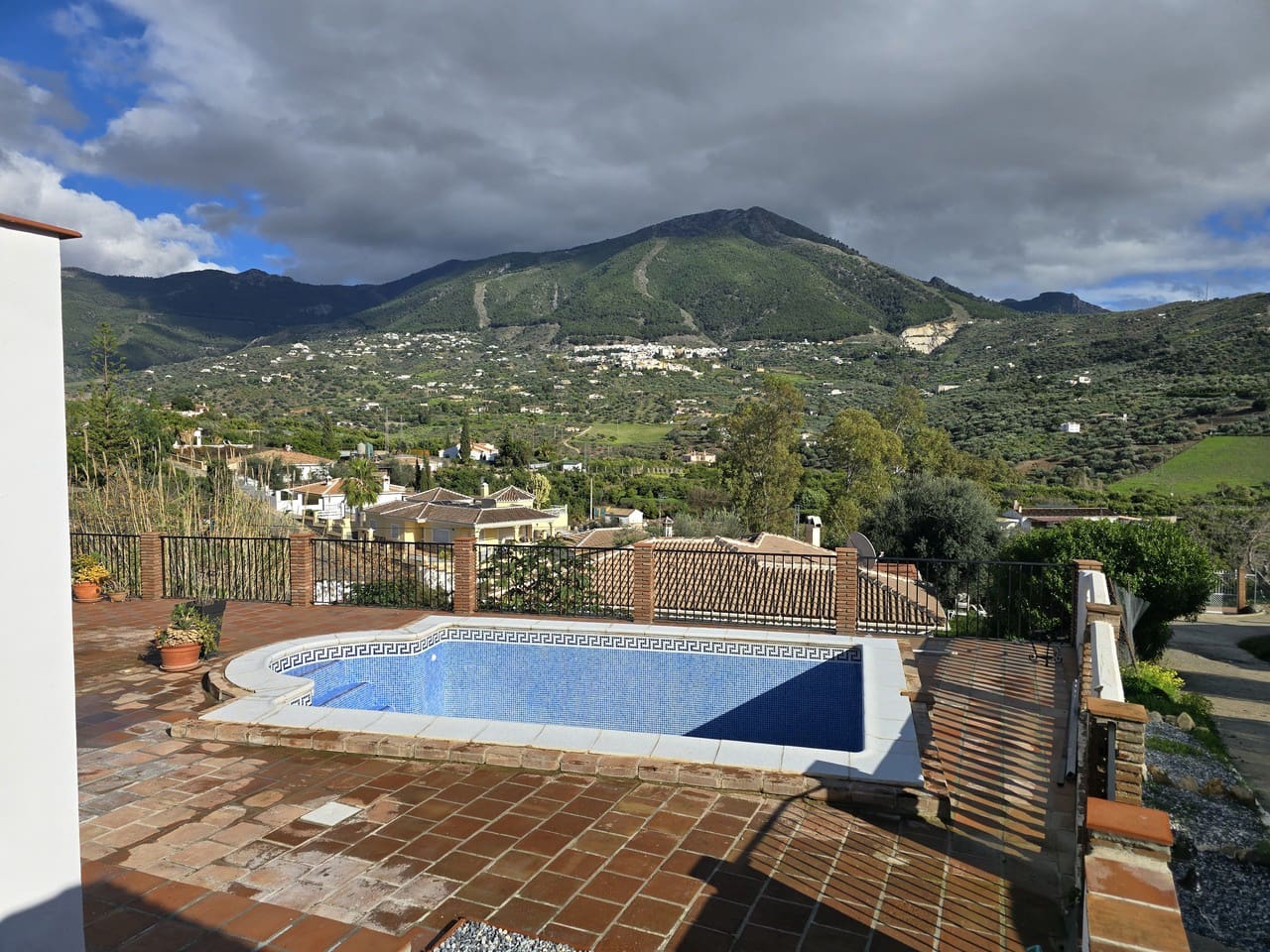 3 bedroom Villa for sale in Alcaucin with pool garage - € 325,000 (Ref: 9715634)