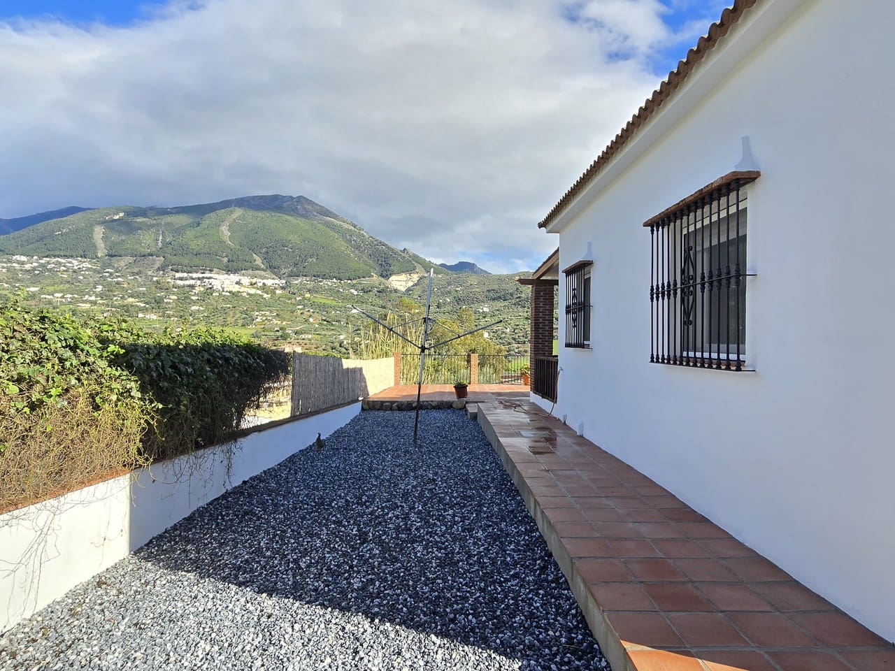 3 bedroom Villa for sale in Alcaucin with pool garage - € 325,000 (Ref: 9715634)