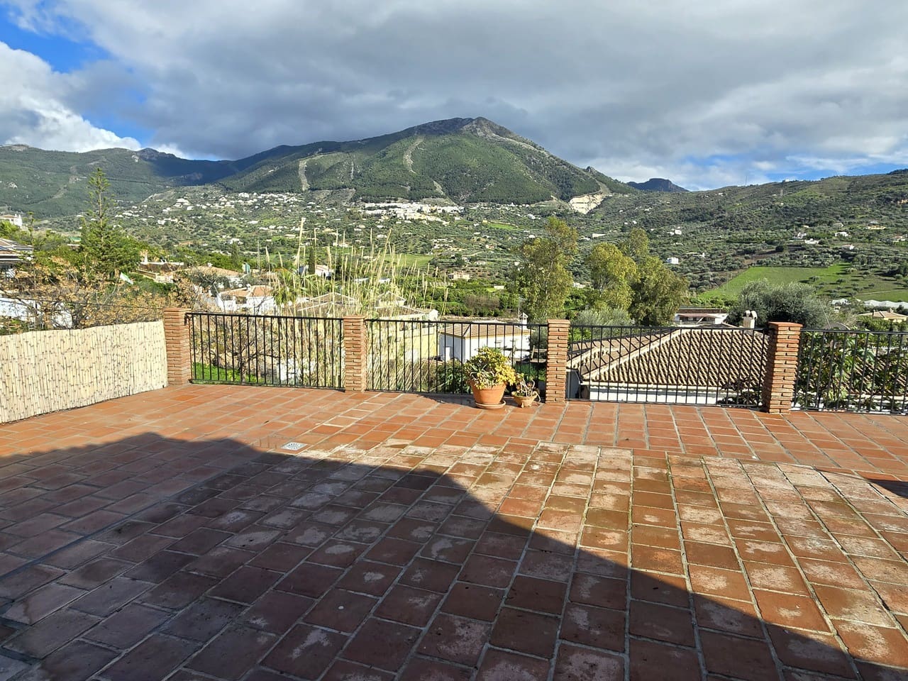 3 bedroom Villa for sale in Alcaucin with pool garage - € 325,000 (Ref: 9715634)