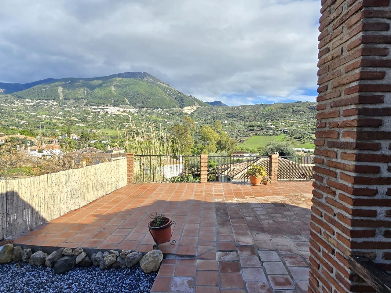 3 bedroom Villa for sale in Alcaucin with pool garage - € 325,000 (Ref: 9715634)