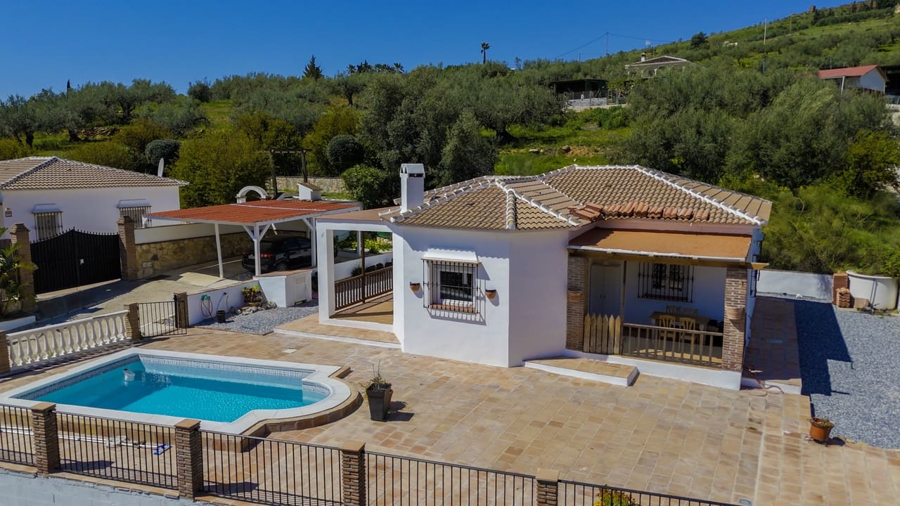 3 bedroom Villa for sale in Alcaucin with pool garage - € 325,000 (Ref: 9715634)