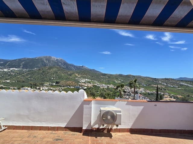 Chalet de 3 habitaciones en Viñuela en venta con piscina garaje - 349.000 € (Ref: 9730946)