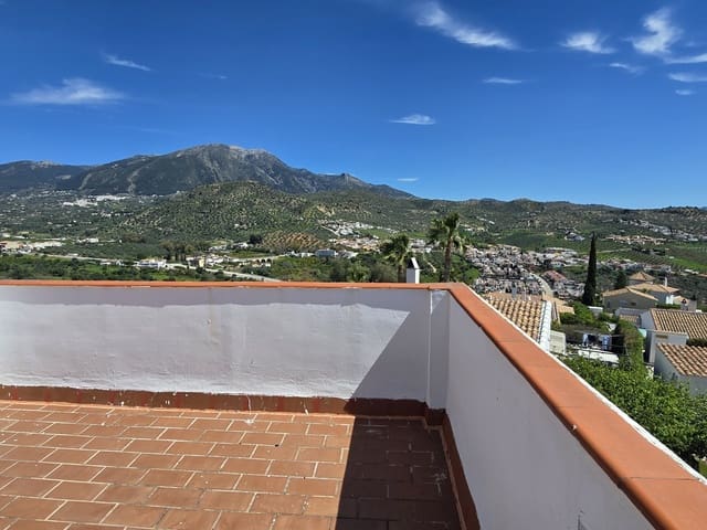 Chalet de 3 habitaciones en Viñuela en venta con piscina garaje - 349.000 € (Ref: 9730946)