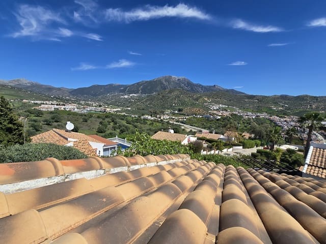 Chalet de 3 habitaciones en Viñuela en venta con piscina garaje - 349.000 € (Ref: 9730946)