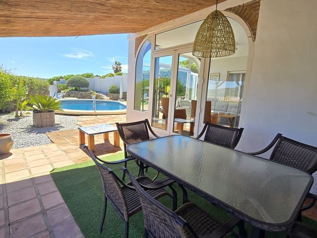 Chalet de 3 habitaciones en Viñuela en venta con piscina garaje - 349.000 € (Ref: 9730946)