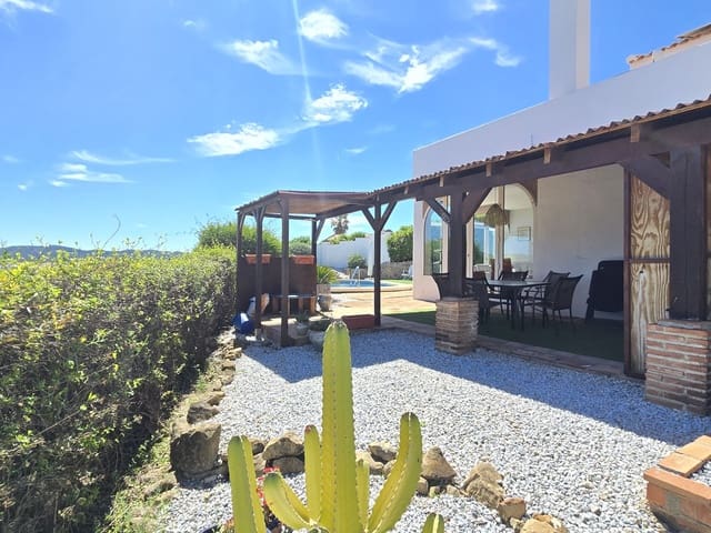 Chalet de 3 habitaciones en Viñuela en venta con piscina garaje - 349.000 € (Ref: 9730946)