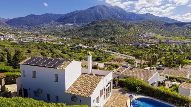 Chalet de 3 habitaciones en Viñuela en venta con piscina garaje - 349.000 € (Ref: 9730946)