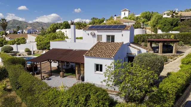 Chalet de 3 habitaciones en Viñuela en venta con piscina garaje - 349.000 € (Ref: 9730946)