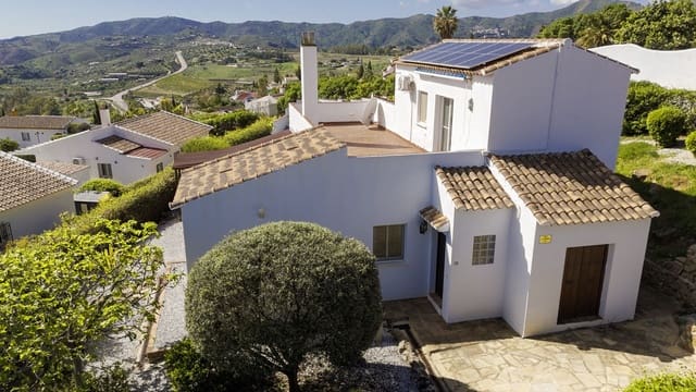 Chalet de 3 habitaciones en Viñuela en venta con piscina garaje - 349.000 € (Ref: 9730946)