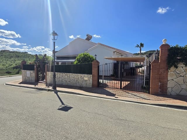 Chalet de 3 habitaciones en Venta Baja, Alcaucín en venta con piscina garaje - 330.000 € (Ref: 9805578)