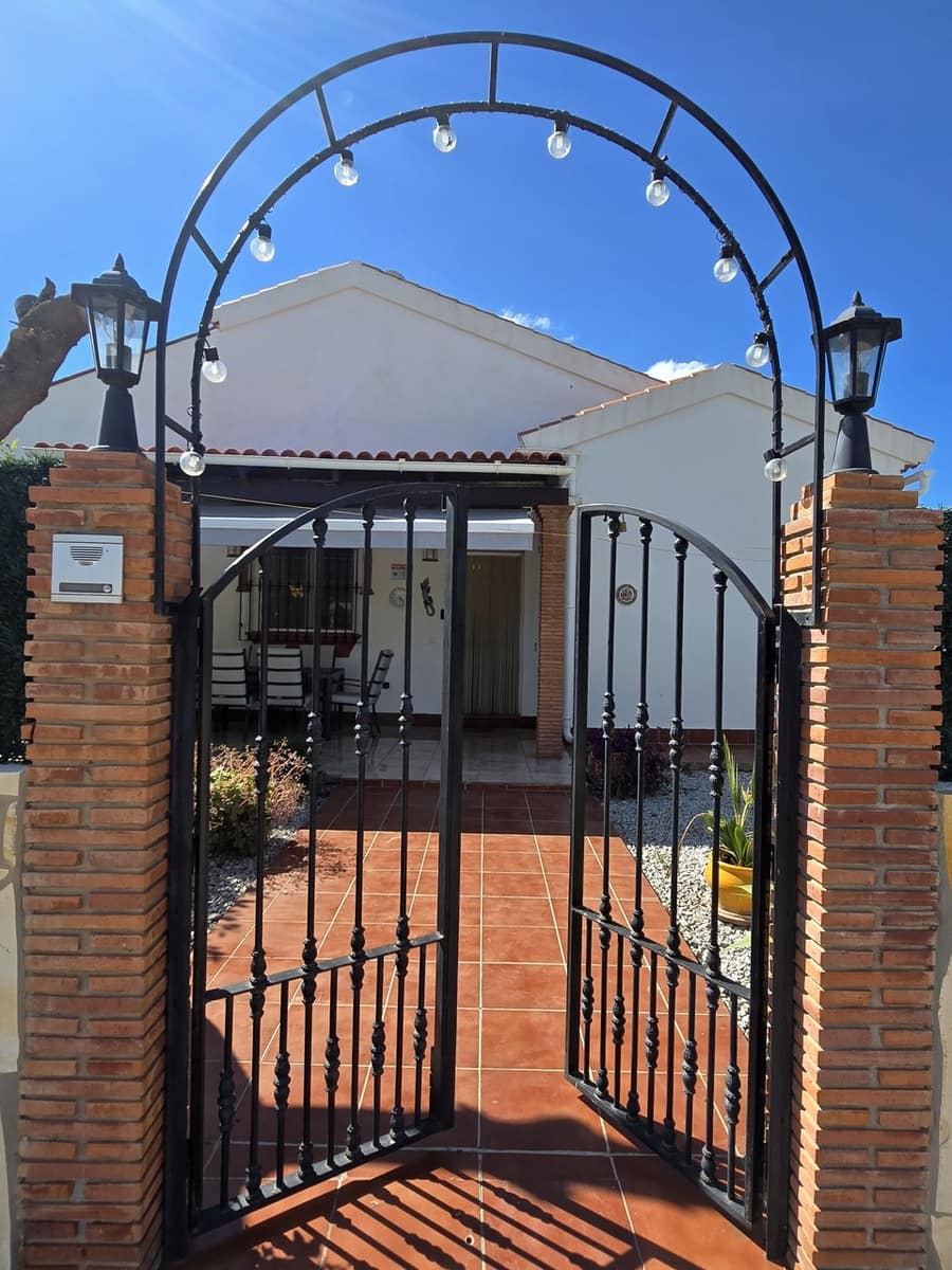 3 bedroom Villa for sale in Venta Baja with pool garage - € 330,000 (Ref: 9805578)