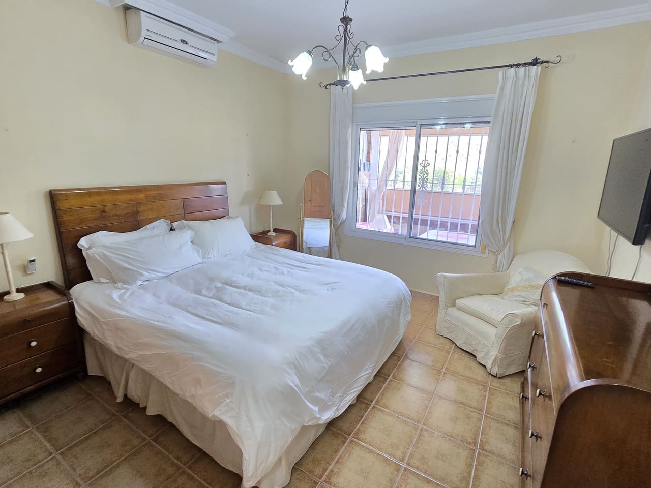 2 sypialnia Willa na sprzedaż w Alcaucin z basenem garażem - 325 000 € (Ref: 9879739)